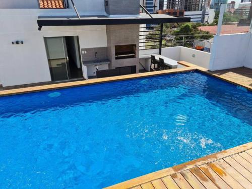 una gran piscina azul en la parte superior de un edificio en Departamento Familiar en Equipetrol, en Santa Cruz de la Sierra