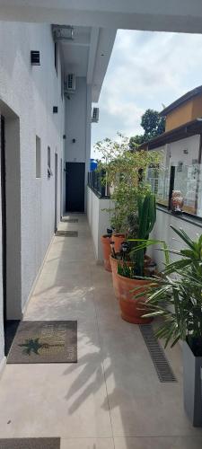a hallway with potted plants on the side of a building at Villa Licuri Boiçucanga in Boicucanga