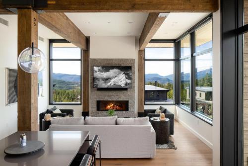 sala de estar con sofá y chimenea en 201 LakeLodge by Moonlight Basin Lodging, en Big Sky