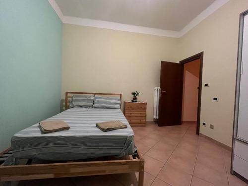 een slaapkamer met een bed in een kamer bij Casa Zanardi 2.0 in Bologna
