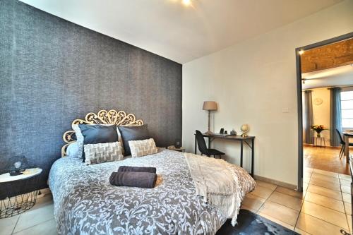 - une chambre avec un lit king-size et une table dans l'établissement La Terrasse - Parking Gratuit - Fibre - RDC - Centre Ville, à Saintes