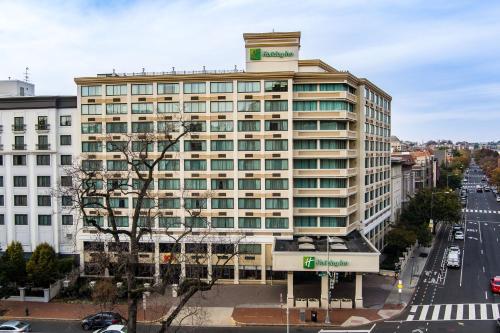 a large building on a city street with traffic at Holiday Inn Washington-Central/White House by IHG in Washington
