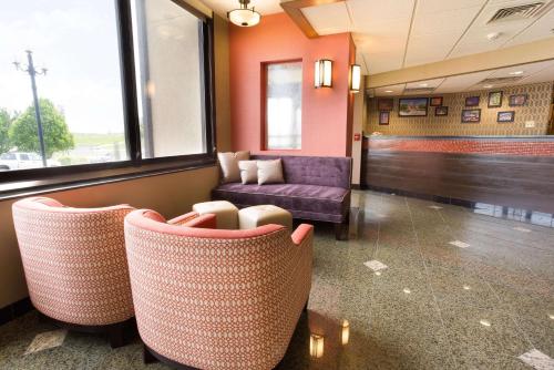 Khu vực ghế ngồi tại Drury Inn & Suites Jackson MO