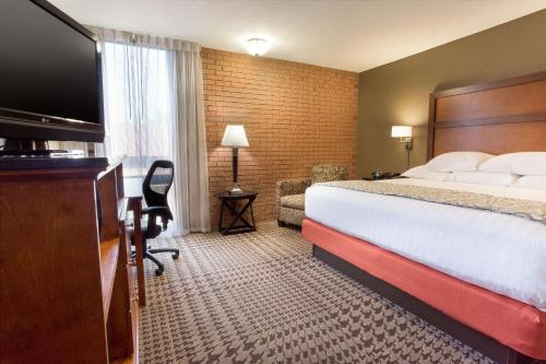 Giường trong phòng chung tại Drury Inn & Suites Jackson MO