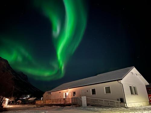 un edificio con la aurora en el cielo en Alpan Apartments, Lyngenfjord, en Olderdalen