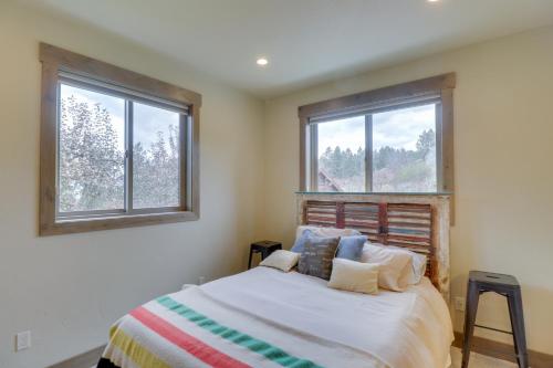 - une chambre avec un lit et 2 fenêtres dans l'établissement Bigfork Cottage with Lake Views 5 Mi to Downtown, à Bigfork