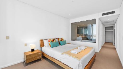 Una cama o camas en una habitación de Bridgepoint 1303