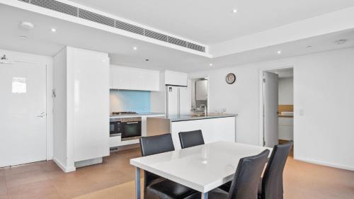 Una cocina o cocineta en Bridgepoint 1303