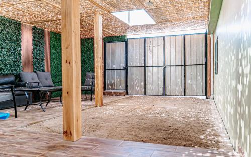 an empty room with green plants on the wall at 2 Cabañas para 5 Personas Oasis Pica-Matilla in Pica