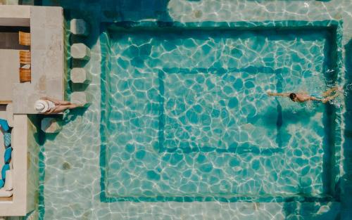 una persona nadando en una piscina en un parque acuático en Villas Oazis, en Monterrico
