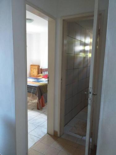 een badkamer met een douche en een glazen deur bij apartamento encantador bem ventilado, excelente localização na av Dom Luís. in Fortaleza