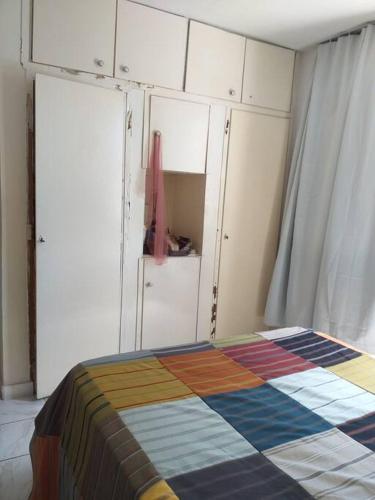 een slaapkamer met een bed en witte kasten bij apartamento encantador bem ventilado, excelente localização na av Dom Luís. in Fortaleza