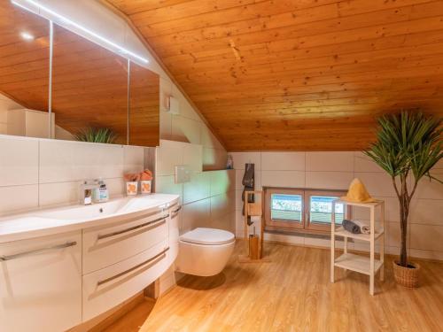 Edelweiss في كالتنباش: حمام به مرحاض وسقف خشبي