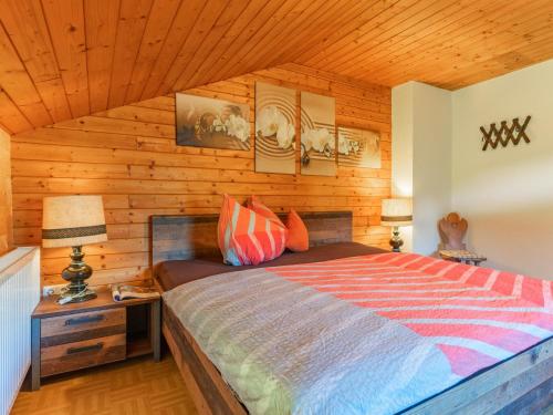 Edelweiss في كالتنباش: غرفة نوم بسرير وسقف خشبي