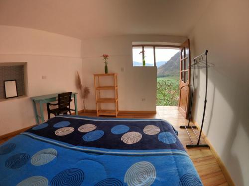 1 dormitorio con 1 cama en una habitación con ventana en Tayta Wasi Rent Pisac, en Písac