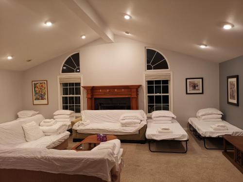 Una habitación con un montón de camas. en Casa De Thousand Oaks, en Thousand Oaks