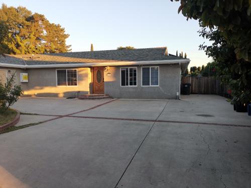 Gallery image of Casa De Packages for 8 people 3BD 3BA, 10 people 3BD 4BA,12 people 4BD 4BA in Thousand Oaks