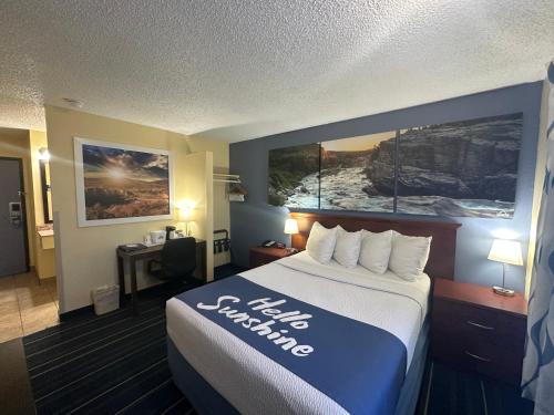 Days Inn & Suites by Wyndham Gunnisonにあるベッド