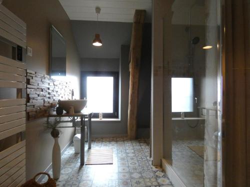 une salle de bain avec un lavabo et une douche en verre dans l'établissement Chambres d'Hôtes de Charme en Beauce - À 5 Minutes de l'A10 - FR-1-581-110, à Janville