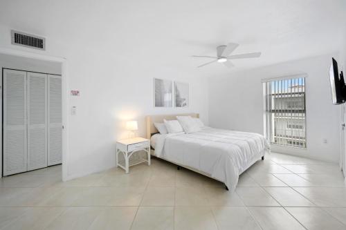 Ένα ή περισσότερα κρεβάτια σε δωμάτιο στο Le Cartier Sunny Isles Ocean Paradise
