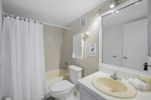 uma casa de banho com um WC, um lavatório e um chuveiro em Sunny Isles Ocean Paradise em Sunny Isles Beach