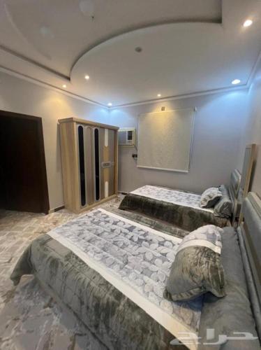 1 Schlafzimmer mit 2 Betten in einem Zimmer in der Unterkunft للايجار المفروش يومي شهري سنوي in Assuan