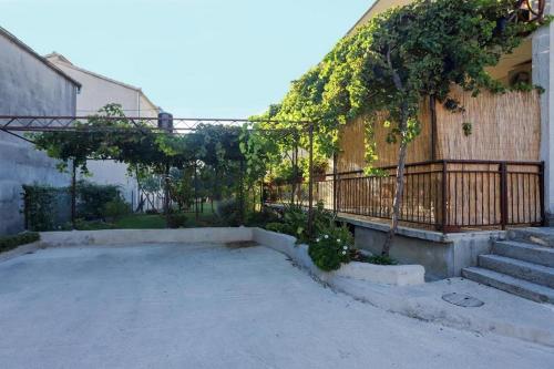 Apartments with parking space Kastel Kambelovac, Kastela - 21997