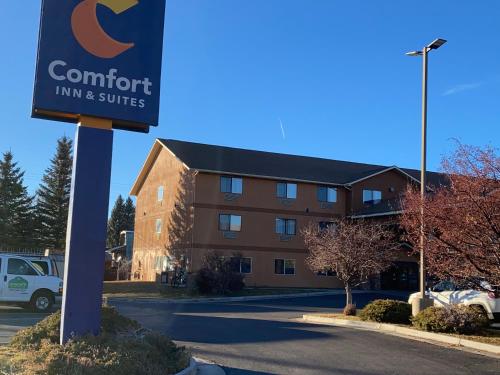 una señal para una posada y suites confort en Comfort Inn & Suites Gunnison-Crested Butte, en Gunnison