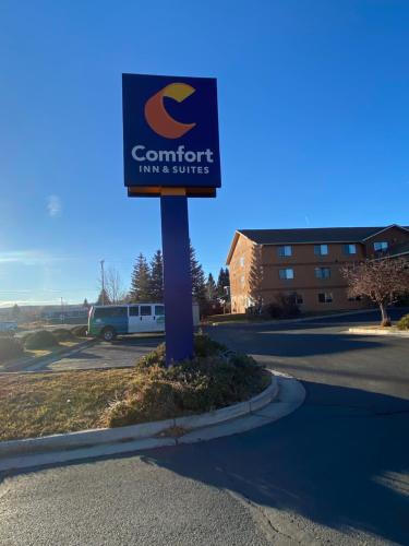 una señal para una posada y suites confort en Comfort Inn & Suites Gunnison-Crested Butte en Gunnison