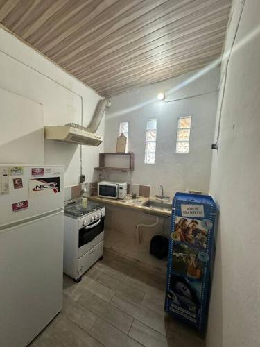 Il comprend une petite cuisine équipée d'une cuisinière et d'un réfrigérateur. dans l'établissement Lo de Sonia, à Costa Azul