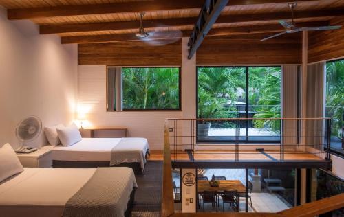 Cette chambre dispose de deux lits et d'un balcon. dans l'établissement The Jungle Loft, 7 min Walk to Guiones beach + Jacuzzi, à Nosara