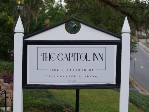 un panneau indiquant l'auberge Carolina dans une rue dans l'établissement The Capitol Inn, à Tallahassee