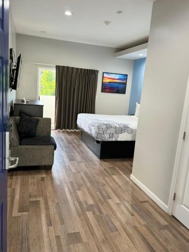 Una cama o camas en una habitación de Moonlite Inn