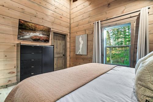 New Luxury Cabin with Stunning MountainVIEWS,HotTub, FirePit, FirePlace,2 KingBeds, 2 CoveredDecks,BBqGrill, ShuffleBoard and Pool Access photo 3