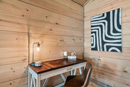 New Luxury Cabin with Stunning MountainVIEWS,HotTub, FirePit, FirePlace,2 KingBeds, 2 CoveredDecks,BBqGrill, ShuffleBoard and Pool Access photo 40