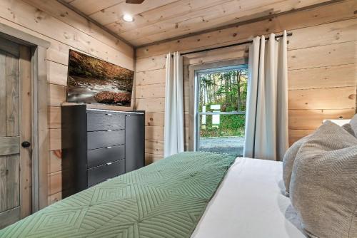 New Luxury Cabin with Stunning MountainVIEWS,HotTub, FirePit, FirePlace,2 KingBeds, 2 CoveredDecks,BBqGrill, ShuffleBoard and Pool Access photo 8