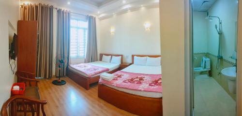 1 Schlafzimmer mit einem Bett und einem Bad in der Unterkunft BÌNH HIỀN Hotel in Bắc Ninh