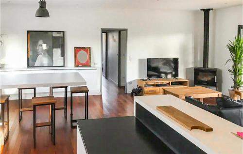 un salon avec une table et une télévision dans l'établissement Awesome Home In La Teste-De-Buch, à La Teste-de-Buch