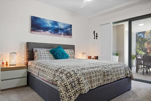 1 dormitorio con 1 cama con manta de guepardo en Dream Time Direct Beach Access, en Agnes Water