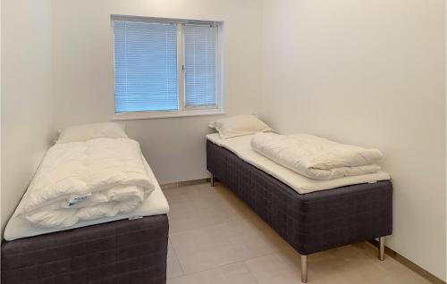 twee bedden in een kamer met een raam bij Beautiful Apartment In Mandal With House Sea View in Mandal
