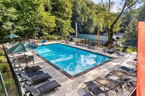 an overhead view of a swimming pool with chairs and umbrellas at Cloudchaser Cabin, Private, New Cabin, 2 Kings, Cozy, Modern, Hot Tub, View, Theater in Sevierville