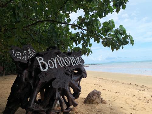 ein Baum am Strand mit einem Schild drauf in der Unterkunft Room in Bungalow - Foresta Cottage of Koh Pu in Ko Jum