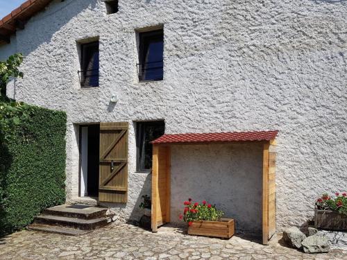 Photo de la galerie de l'établissement Gîte nature avec jardin, animaux OK, proche activités, Wi-Fi - FR-1-489-458, à Laprugne