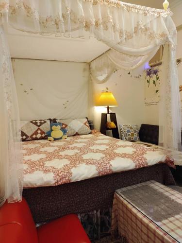 ein Schlafzimmer mit einem Himmelbett und einer Lampe in der Unterkunft Pulisen Homestay in Puli