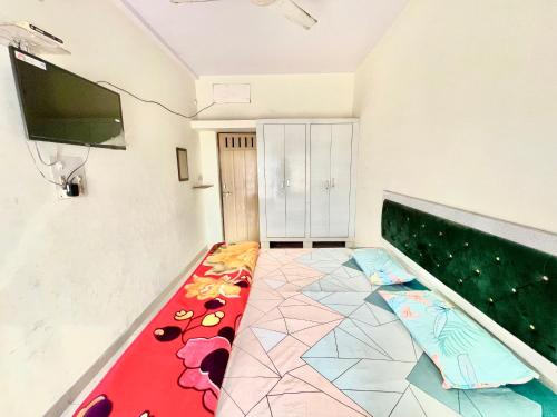 um quarto com um sofá e piso em azulejo em GARG COMPLEX GUESTHOUSE em Bharatpur