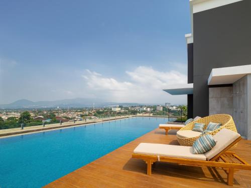 Bazén v ubytování Luminor Hotel Padjadjaran Bogor by WH nebo v jeho okolí