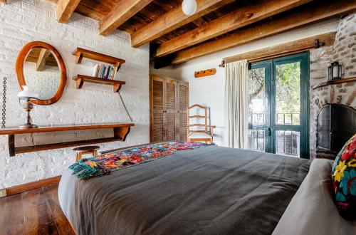 um quarto com uma cama grande e uma lareira em Vive en un Castillo en Valle de Bravo em Valle de Bravo