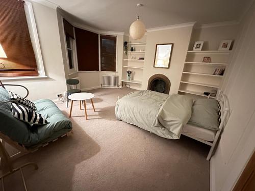 - une chambre avec un lit, une table et une chaise dans l'établissement Spacious room near underground, à Londres