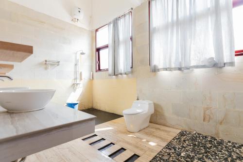 Vonios kambarys apgyvendinimo įstaigoje RedDoorz Premium @ Gandaria Jagakarsa