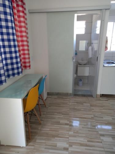 a room with a table and chairs and a bathroom at Apartamento Vila Telebrasilia in Brasília